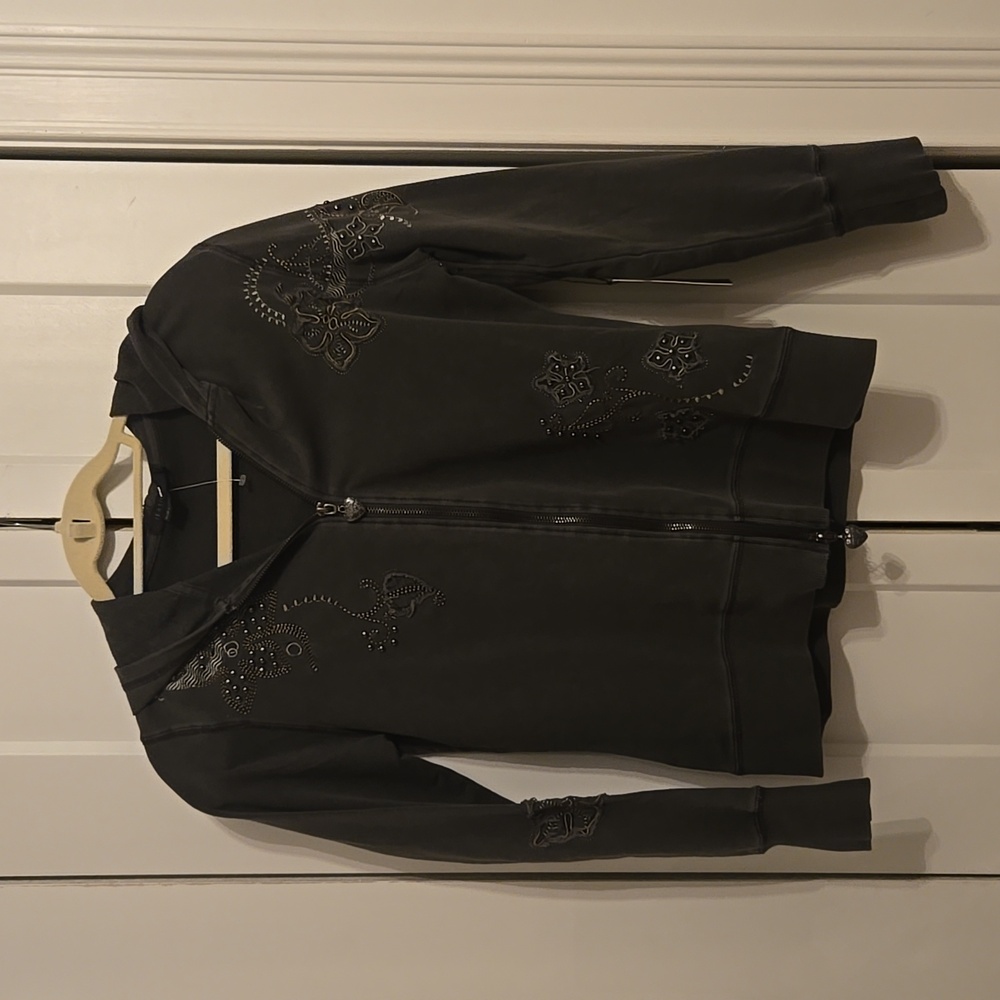 Juniors Zip up Hoodie with studs. VERTIGO Brand. SIZE MEDIUM New with tags!